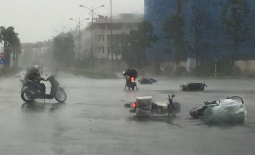 7 nguyên tắc đi đường an toàn ngày mưa bão