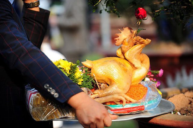 Bí quyết luộc gà cánh tiên thắp hương đêm giao thừa đẹp mắt và không bị nứt da