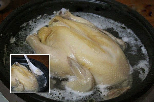 Bí quyết luộc gà cánh tiên thắp hương đêm giao thừa đẹp mắt và không bị nứt da 2