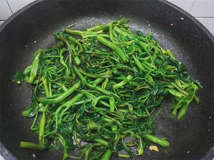 Bí quyết xào rau muống giòn ngon, giữ nguyên màu xanh tươi với chảo chống dính 2