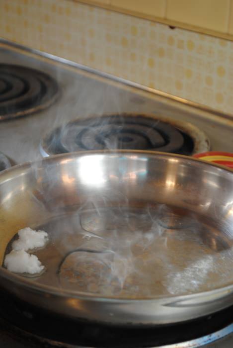 Biến chảo thường thành chảo chống dính chỉ sau 1 phút