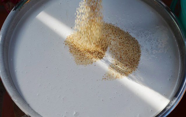 Cách làm bánh cuốn ngọt nhân đậu xanh bằng chảo chống dính 1