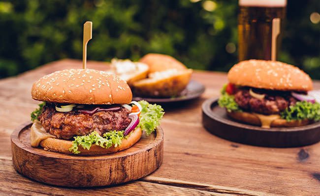 Cách làm hamburger bò phô mai siêu đơn giản tại nhà