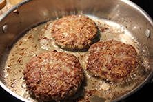 Cách làm hamburger bò phô mai siêu đơn giản tại nhà 4