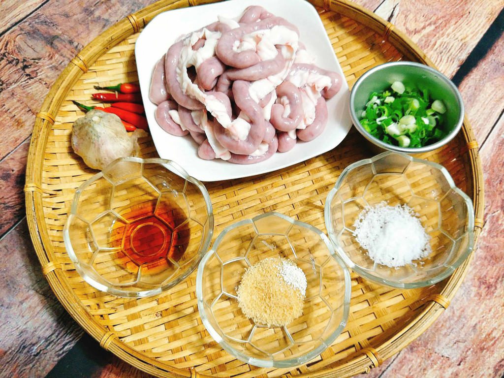 Cách làm lòng heo chiên mắm đậm đà cho bữa nhậu