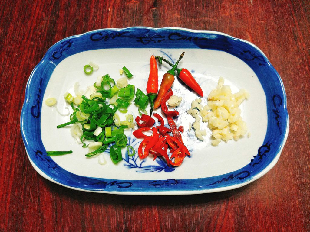 Cách làm lòng heo chiên mắm đậm đà cho bữa nhậu 2