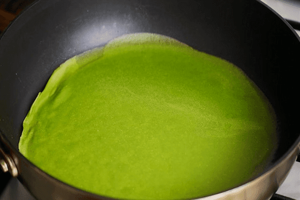 Cách làm món bánh crepe lá dứa thơm ngon đẹp mắt bằng chảo chống dính 5