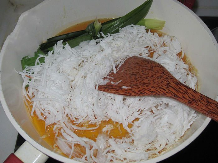 Cách làm món bánh crepe lá dứa thơm ngon đẹp mắt bằng chảo chống dính 2