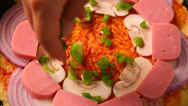 Cách làm pizza chỉ từ 1 bát cơm nguội và chảo chống dính 6