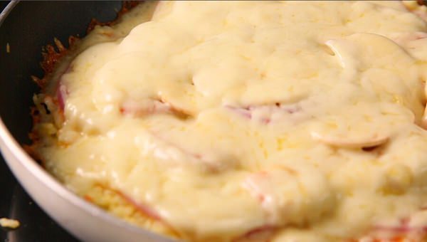 Cách làm pizza chỉ từ 1 bát cơm nguội và chảo chống dính 7