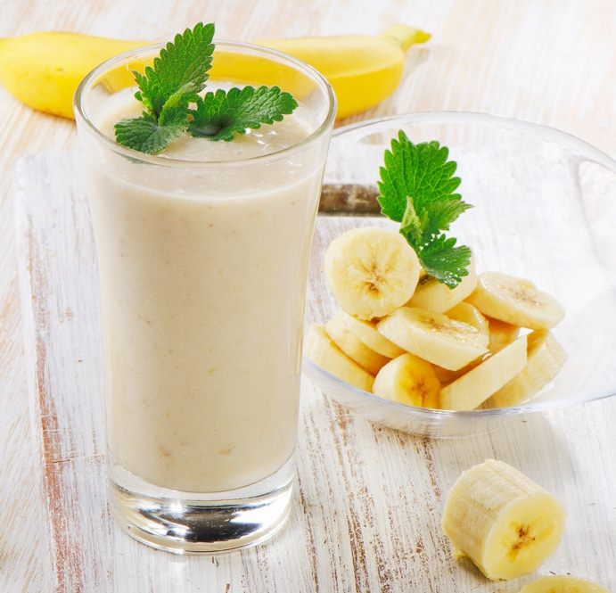 Cách làm sinh tố chuối thơm ngon bằng máy xay sinh tố cầm tay 4