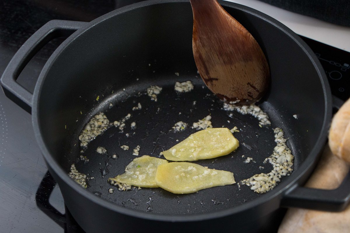 Cánh gà om củ cải, thơm ngọt không cần hạt nêm 1