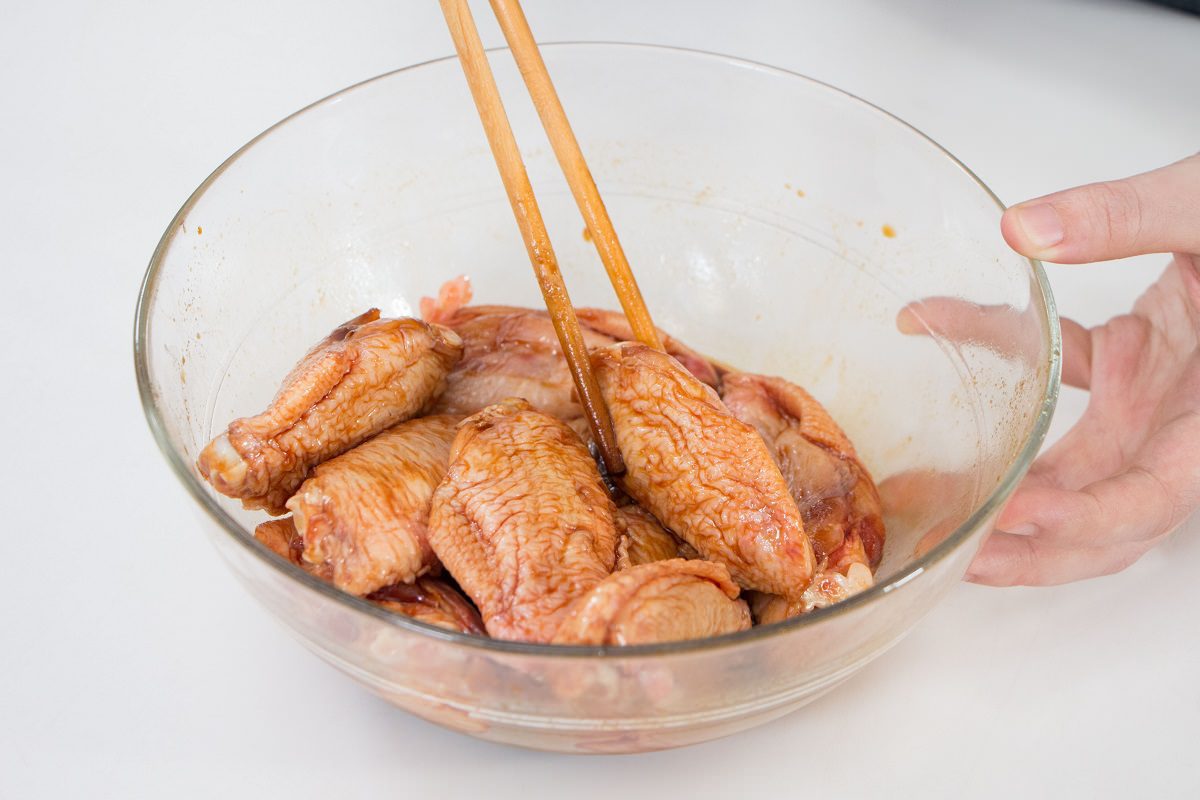 Cánh gà om củ cải, thơm ngọt không cần hạt nêm