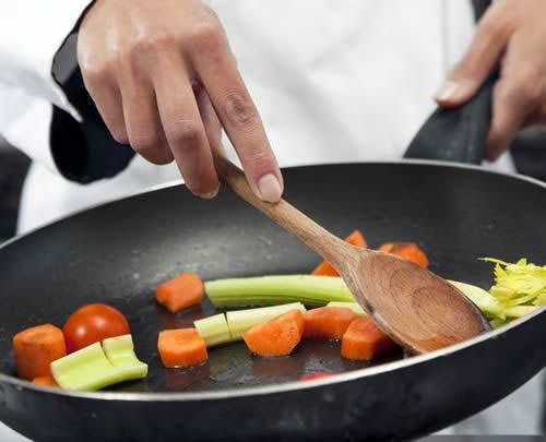 chao-chong-dinh-ben-hay-khong-la-do-nguoi-su-dung10 Chảo chống dính bền hay không là do người sử dụng 3