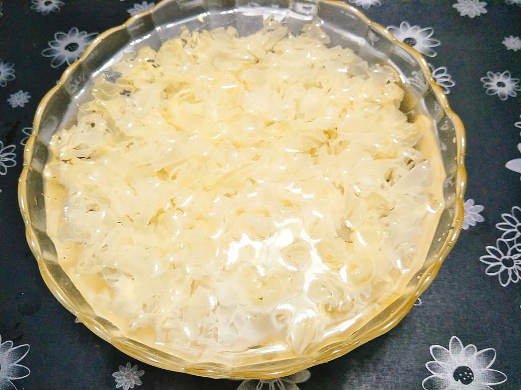 Chè nấm tuyết hạt sen mát dịu giải nhiệt mùa hè