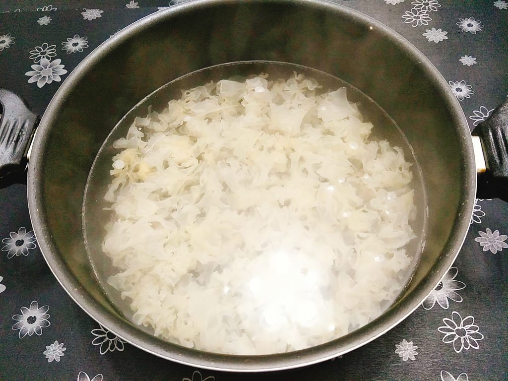 che-nam-tuyet-hat-sen-mat-diu-giai-nhiet-mua-he1 Chè nấm tuyết hạt sen mát dịu giải nhiệt mùa hè 1