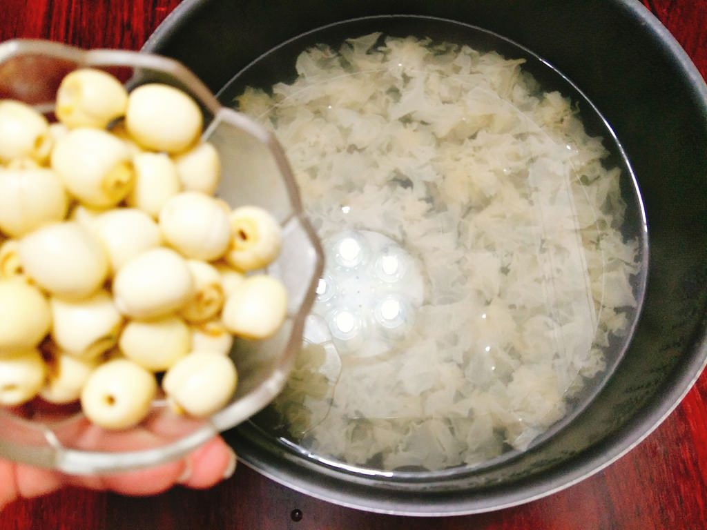 che-nam-tuyet-hat-sen-mat-diu-giai-nhiet-mua-he2 Chè nấm tuyết hạt sen mát dịu giải nhiệt mùa hè 2