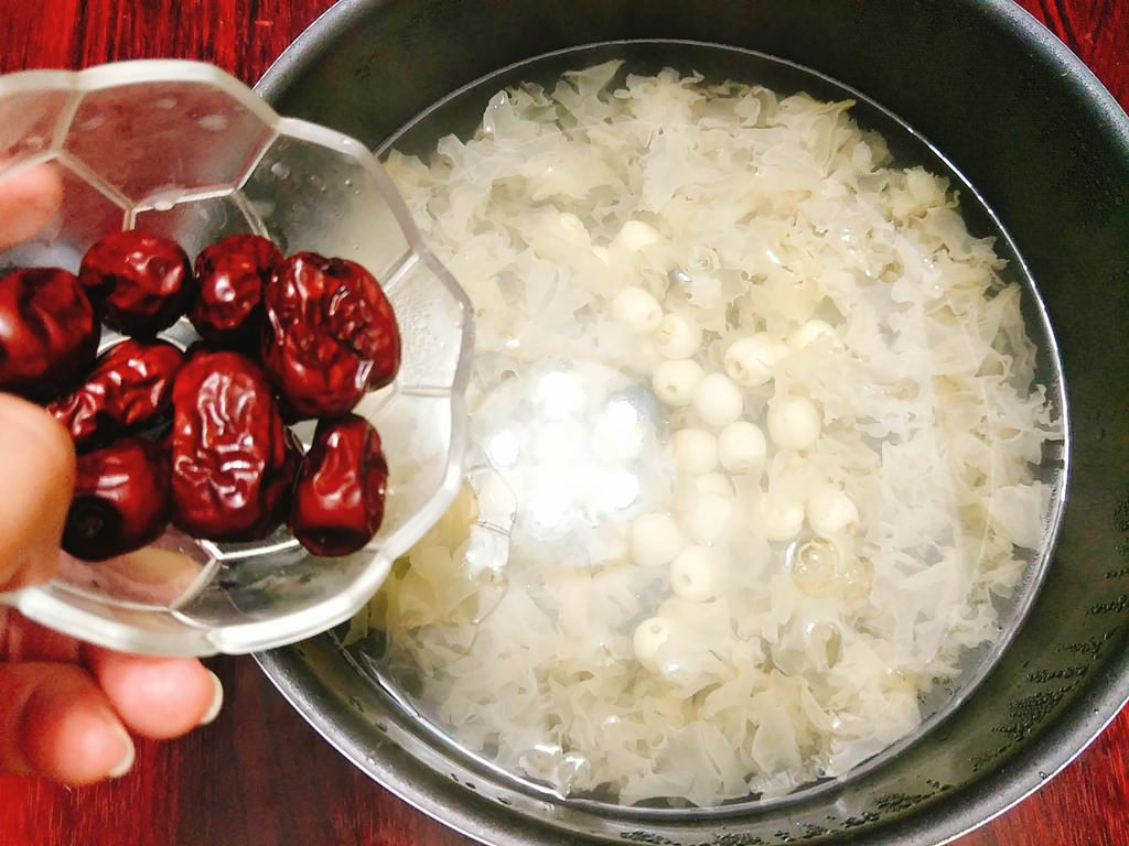 che-nam-tuyet-hat-sen-mat-diu-giai-nhiet-mua-he3 Chè nấm tuyết hạt sen mát dịu giải nhiệt mùa hè 3