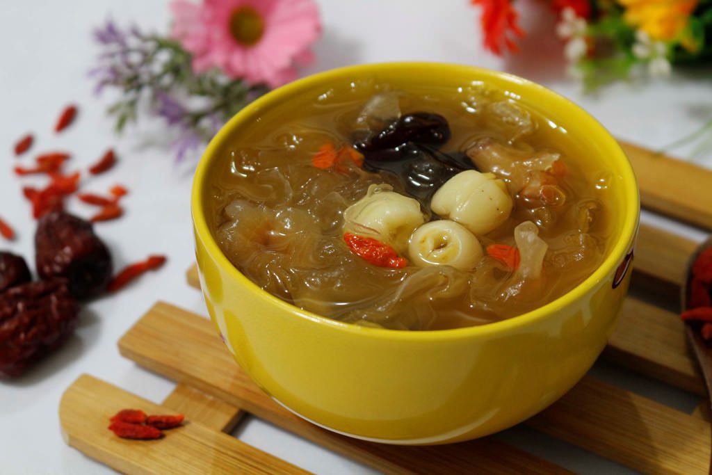 che-nam-tuyet-hat-sen-mat-diu-giai-nhiet-mua-he4 Chè nấm tuyết hạt sen mát dịu giải nhiệt mùa hè 4