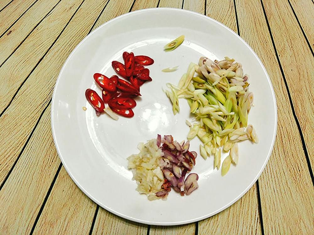 Cách làm chim cút chiên xả ớt ngon cực đỉnh 2