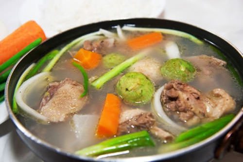 Chờ trời lạnh, làm lẩu vịt om sấu bằng bếp từ “ngon quên sầu”