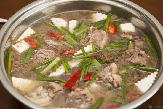 Chờ trời lạnh, làm lẩu vịt om sấu bằng bếp từ “ngon quên sầu” 1