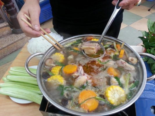 Chờ trời lạnh, làm lẩu vịt om sấu bằng bếp từ “ngon quên sầu” 2