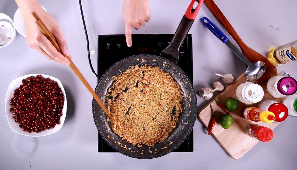 “Đổi vị” cho World Cup với món lạc rang cháy tỏi 2