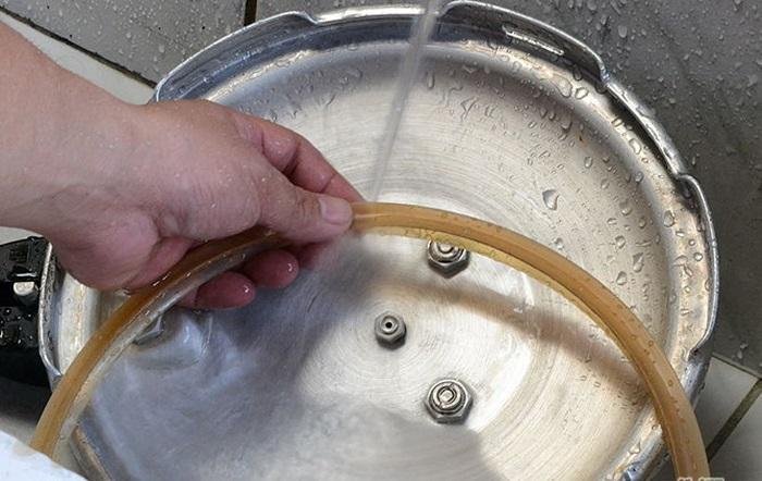 Hé lộ nguyên nhân và cách khắc phục khi nồi áp suất bị ám mùi 3