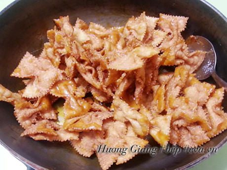 Hướng dẫn cách làm bim bim vị caramel ngon giòn bằng chảo chống dính 2