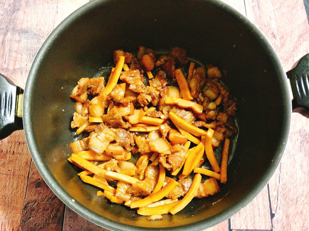 Hướng dẫn làm thịt kho dừa béo ngậy đưa cơm 5