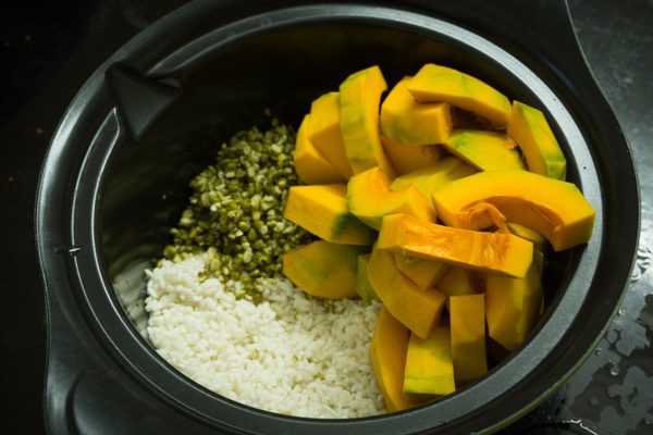 Hướng dẫn nấu cháo bí đỏ thanh nhiệt bằng nồi áp suất điện đa năng 1