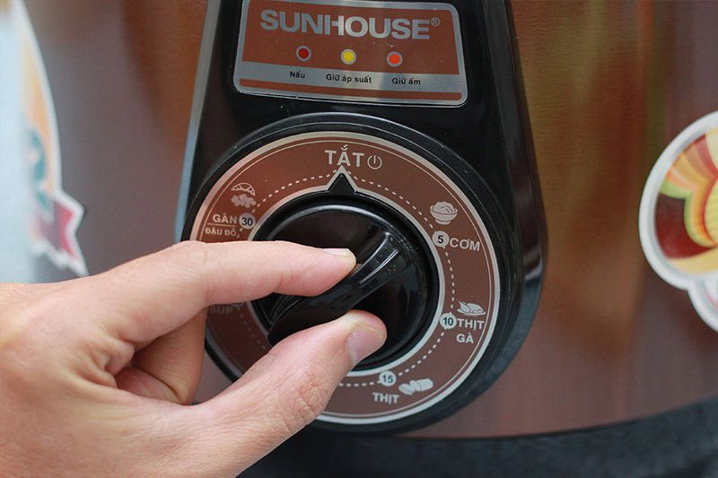 Hướng dẫn cách dùng nồi áp suất điện an toàn 03