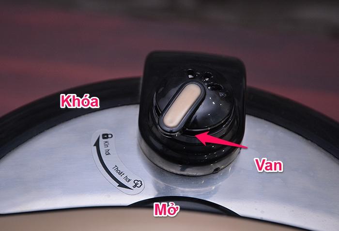 Hướng dẫn cách dùng nồi áp suất điện an toàn 04