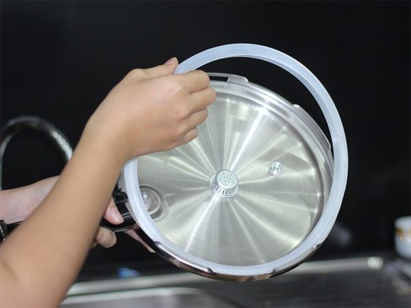 Hướng dẫn cách dùng nồi áp suất điện an toàn 06