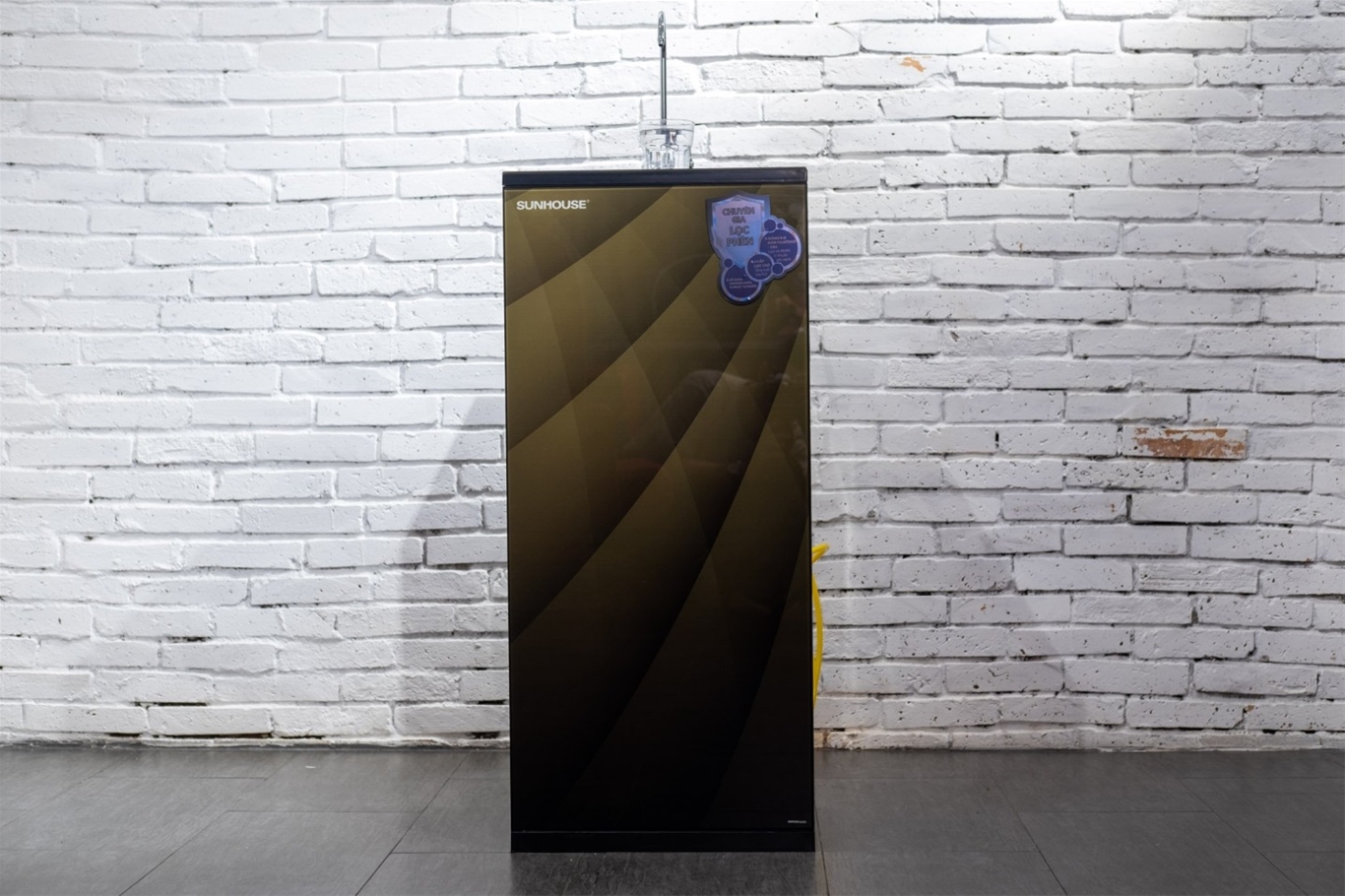 Trên tay máy lọc nước R.O 9 lõi CHÍNH HÃNG SUNHOUSE SHA8817KP 1