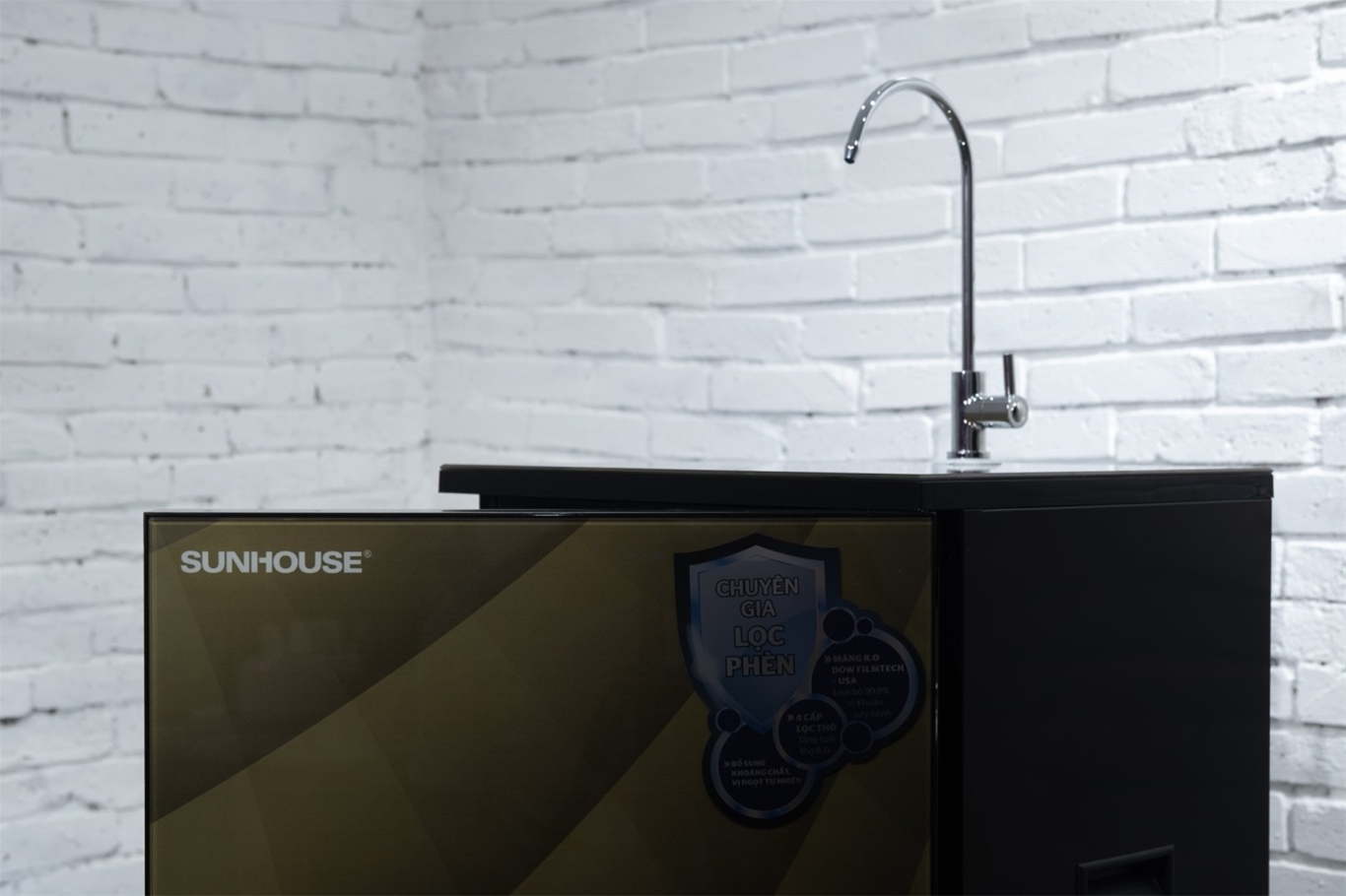 Trên tay máy lọc nước R.O 9 lõi CHÍNH HÃNG SUNHOUSE SHA8817KP 2
