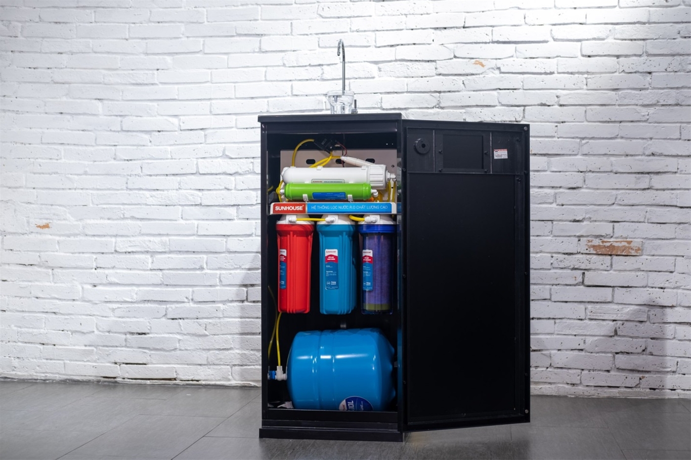 Trên tay máy lọc nước R.O 9 lõi CHÍNH HÃNG SUNHOUSE SHA8817KP 3