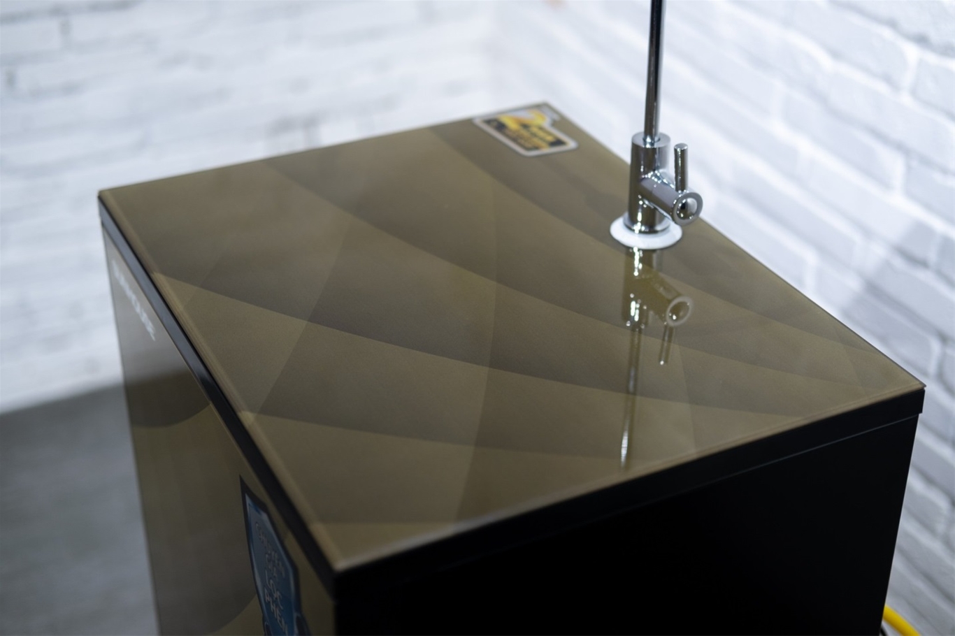 Trên tay máy lọc nước R.O 9 lõi CHÍNH HÃNG SUNHOUSE SHA8817KP 6