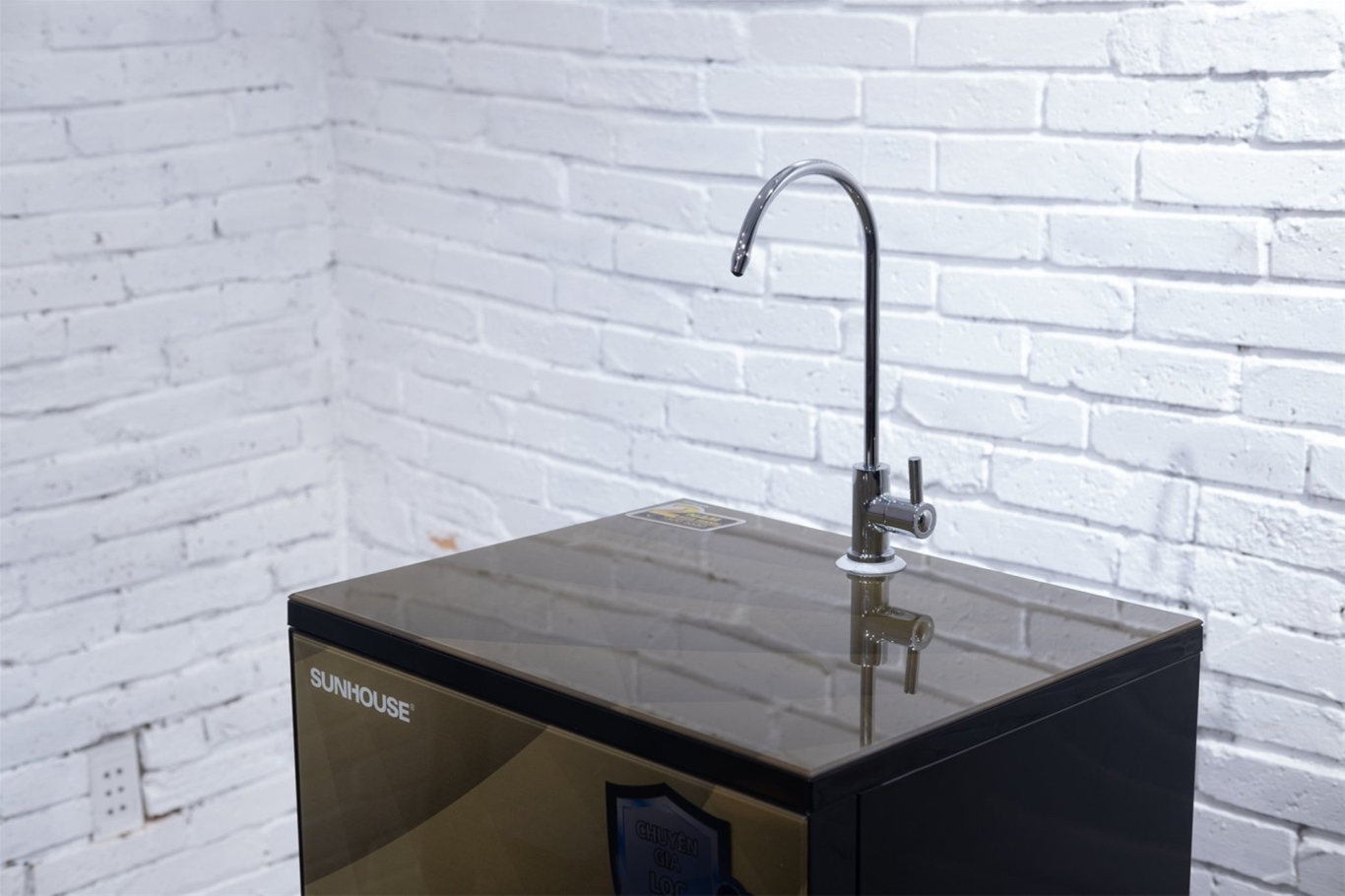 Trên tay máy lọc nước R.O 9 lõi CHÍNH HÃNG SUNHOUSE SHA8817KP 7