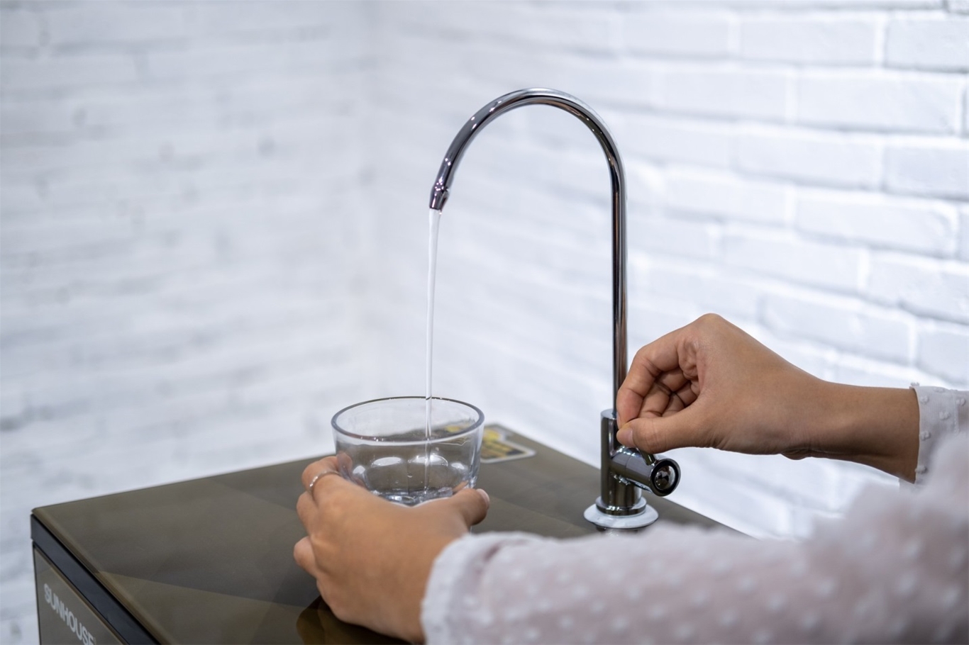 Trên tay máy lọc nước R.O 9 lõi CHÍNH HÃNG SUNHOUSE SHA8817KP 8