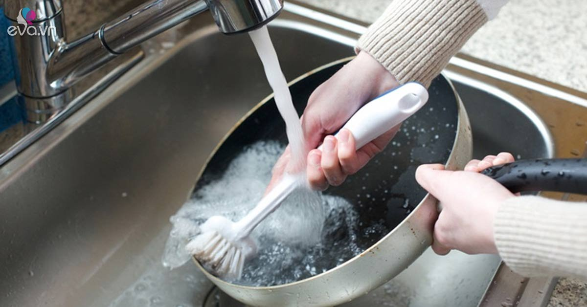 VÌ SAO CHẢO CHỐNG DÍNH BỊ CONG ĐÁY? CÓ HAY KHÔNG NÊN THAY CHẢO MỚI KHI GẶP TÌNH TRẠNG NÀY KHÔNG? 2