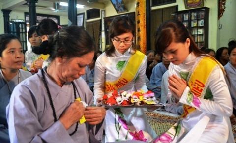 Lễ vu lan là gì? Lễ vu lan khác gì với lễ cúng cô hồn?