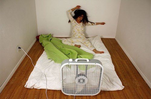Tại sao để quạt chiếu thẳng vào người có thể gây nguy hiểm sức khỏe?
