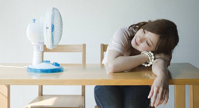 Tại sao để quạt chiếu thẳng vào người có thể gây nguy hiểm sức khỏe? 1